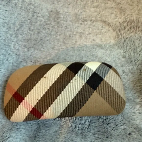 Burberry Black Sunglasses with Oversized Square Frame and Dark Lenses - Picture 6 of 8